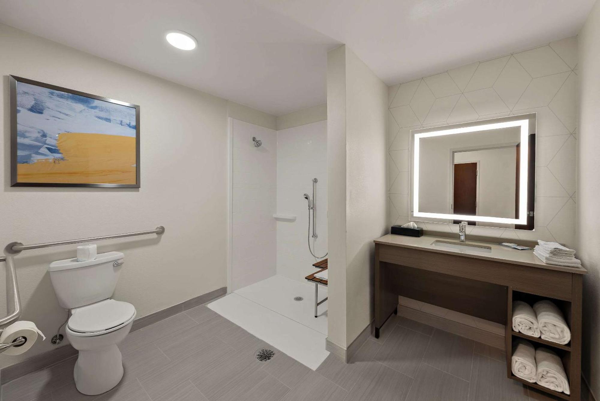 Comfort Suites Columbus East Broad Bagian luar foto